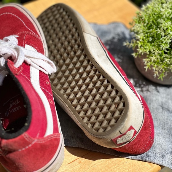 Vans Low- Top |  Men’s Size 7 | Red and White Design - Picture 3 of 3